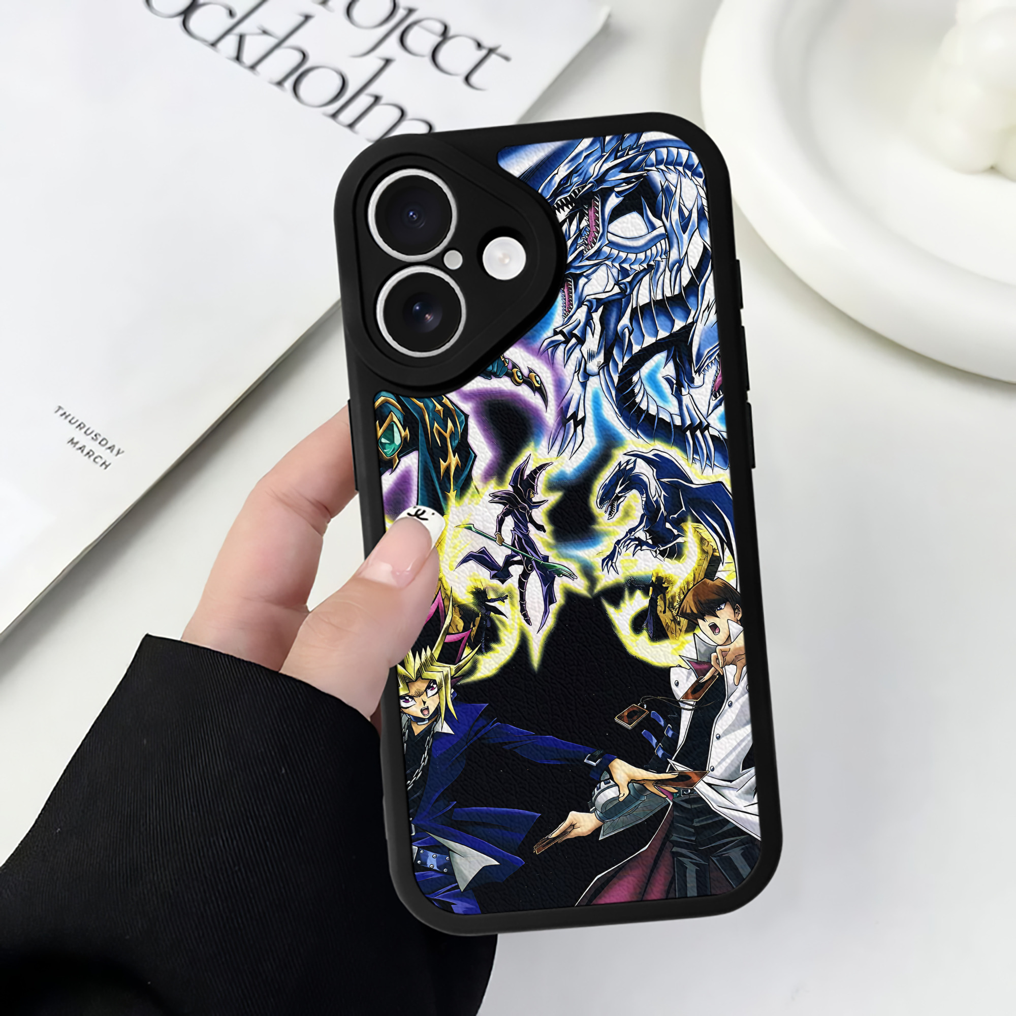 （画像用） 遊☆戯☆王 Yu-Gi-Oh! 【iPhone 16シリーズ対応】シリコンスマホケース（レザー調） 材質：シリコン